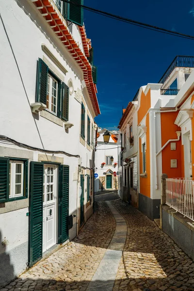 Rua de paralelepípedos antiga e pitoresca em Cascais, Portugal — Fotografia de Stock