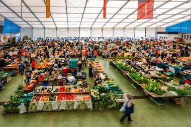 Taze yerel üretim ve balık istiyorsanız Cascais gıda pazarı gidilecek yerdir. En yoğun günler Evlen ve Uyut