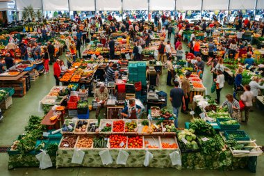 Taze yerel üretim ve balık istiyorsanız Cascais gıda pazarı gidilecek yerdir. En yoğun günler Evlen ve Uyut