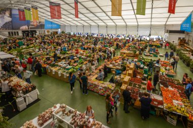 Taze yerel üretim ve balık istiyorsanız Cascais gıda pazarı gidilecek yerdir. En yoğun günler Evlen ve Uyut