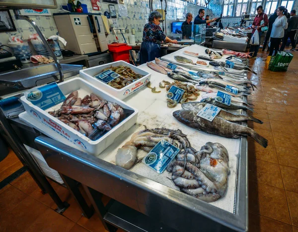 Vista panorâmica do peixe fresco local no mercado de Cascais, Portugal — Fotografia de Stock