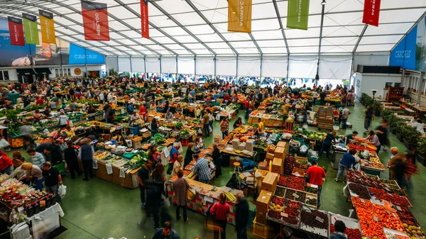 Cascais élelmiszerpiac az a hely, hogy menjen, ha azt szeretnénk, friss helyi termékek és halak. A legforgalmasabb napok szerdán és szombaton vannak. — Stock Fotó