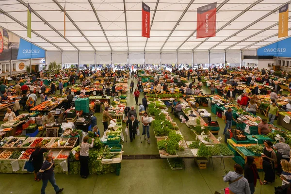 Cascais voedselmarkt is de plek om naartoe te gaan als u verse lokale producten en vis wilt. De drukste dagen zijn wo en za. — Stockfoto