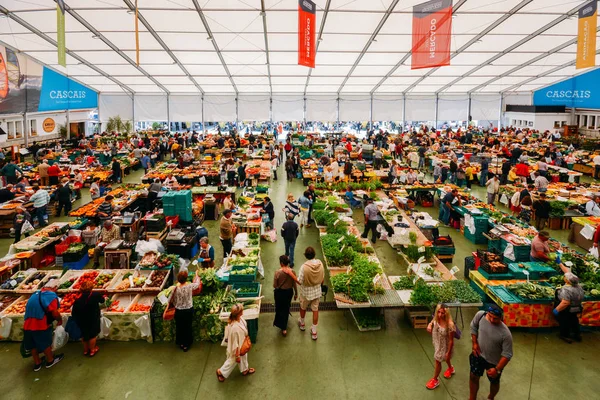 Cascais voedselmarkt is de plek om naartoe te gaan als u verse lokale producten en vis wilt. De drukste dagen zijn wo en za. — Stockfoto