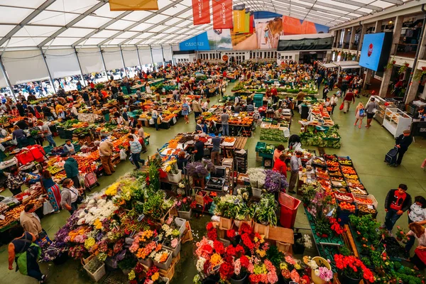 Il mercato alimentare di Cascais è il posto dove andare se vuoi prodotti freschi locali e pesce. I giorni più affollati sono mercoledì e sabato — Foto Stock