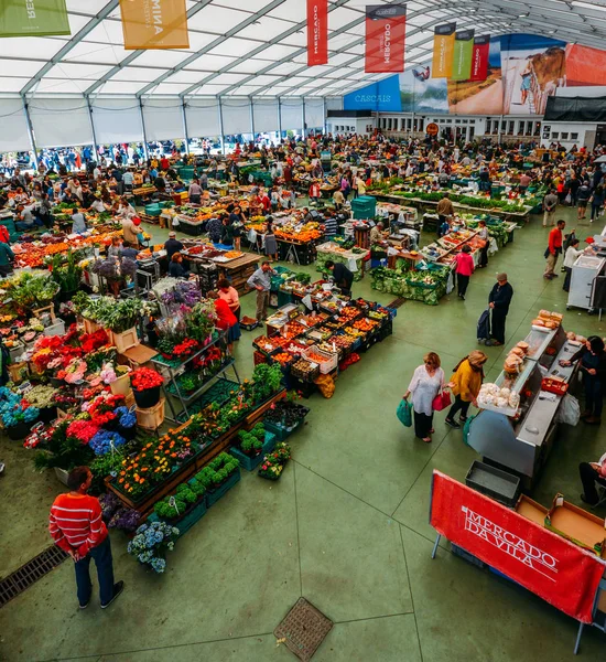 Il mercato alimentare di Cascais è il posto dove andare se vuoi prodotti freschi locali e pesce. I giorni più affollati sono mercoledì e sabato — Foto Stock