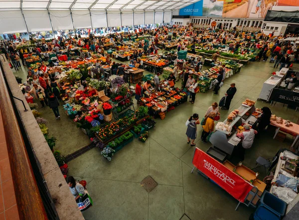 Cascais voedselmarkt is de plek om naartoe te gaan als u verse lokale producten en vis wilt. De drukste dagen zijn wo en za. — Stockfoto