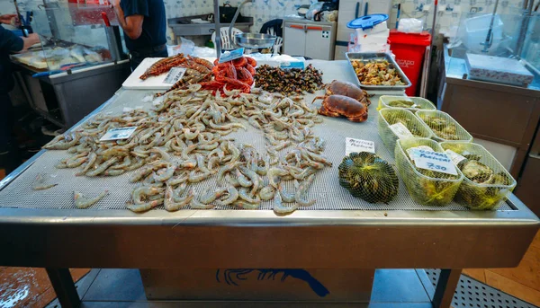 Amplia vista angular del pescado local fresco en el mercado del pueblo en Cascais, Portugal —  Fotos de Stock