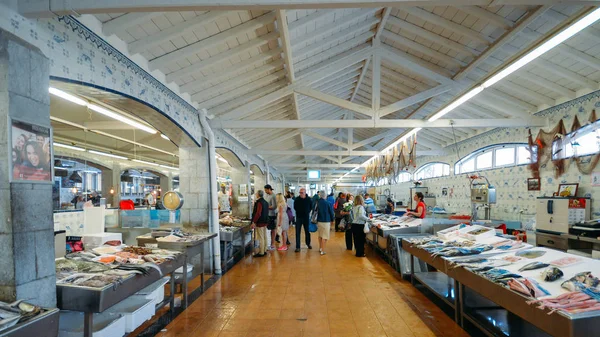 Brede hoekmening van verse lokale vis op de Tsjechische markt in Cascais, Portugal — Stockfoto