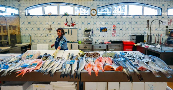 Cascais, Portekiz köy pazarında taze yerel balık geniş açılı görünüş