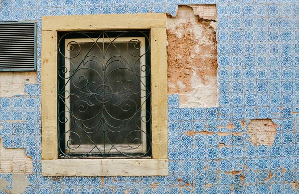 Vintage blauwe Portugese azulejo tegels gebroken in Tomar, Portugal — Stockfoto