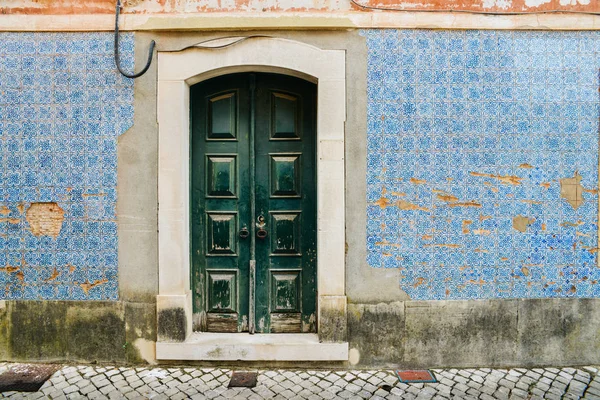 Vintage blauwe Portugese azulejo tegels gebroken in Tomar, Portugal — Stockfoto
