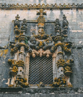 İsa'nın manastır ile ünlü, Ortaçağ Templar Kalesi Tomar, Portekiz ve Manuelin penceresinde karmaşık cephe