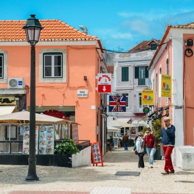Cascais, Portekiz - 9 Haziran 2018: Meşgul turistik restoran ve bar alanında merkezi Cascais geleneksel Portekiz mimari ile