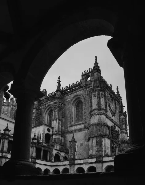 Façade du couvent du Christ avec sa célèbre fenêtre manuélin complexe dans le château templier médiéval à Tomar, Portugal — Photo