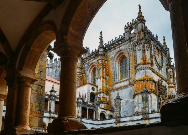 Façade du couvent du Christ avec sa célèbre fenêtre manuélin complexe dans le château templier médiéval à Tomar, Portugal — Photo