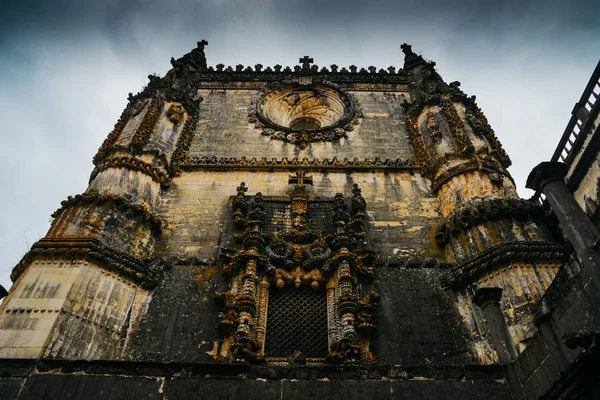 Façade du couvent du Christ avec sa célèbre fenêtre manuélin complexe dans le château templier médiéval à Tomar, Portugal — Photo