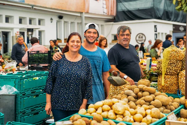 Cascais Portugal Junho 2018 Editorial Ilustrativo Família Simpática Vendedores Mercado — Fotografia de Stock