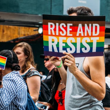 New York, Amerika Birleşik Devletleri - 24 Haziran 2018: Yıllık New York City Lgbt gurur Mart ya da New York City gurur Mart, erişir güneye Fifth Avenue ve Aşağı Manhattan Greenwich Village ucunda aşağı