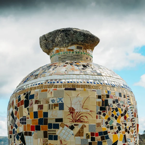Jarrón de cerámica hecho de azulejo portugués con vistas a un valle en el noreste de Portugal, Europa — Foto de Stock