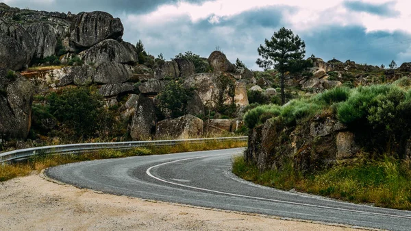Estrada montanhosa vazia perto do castelo histórico de Sortelha, no nordeste de Portugal — Fotografia de Stock