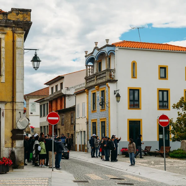 Turistas judíos en Belmonte, Portugal. La ciudad tiene un fuerte legado judío desde la época medieval — Foto de Stock