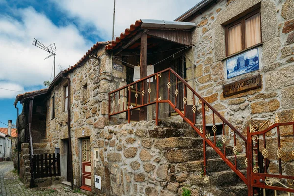 Вхід традиційні будинки з скелі в Бельмонте, Португалія — стокове фото