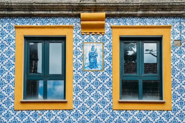Facciata di edificio tradizionale con tipiche piastrelle azulejo portoghesi — Foto Stock