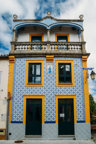 Fachada de edifício tradicional com azulejos típicos portugueses — Fotografia de Stock