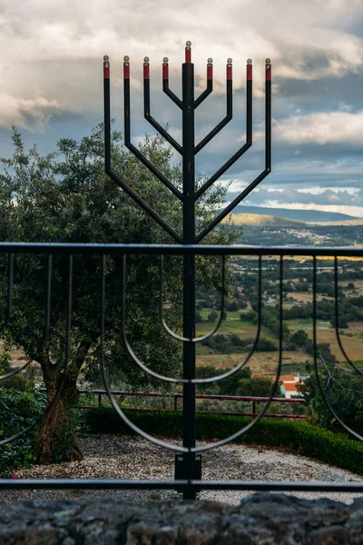 Menorah de fer surplombant les collines environnantes à la synagogue Beit Eliyahu, Belmonte, Castelo Branco, Portugal — Photo