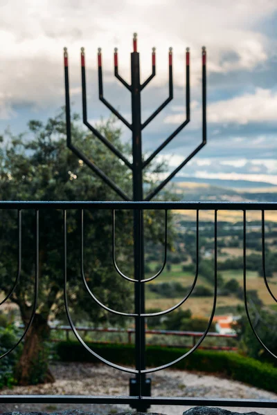 Iron Menorah com vista para as colinas circundantes na sinagoga Beit Eliyahu, Belmonte, Castelo Branco, Portugal — Fotografia de Stock