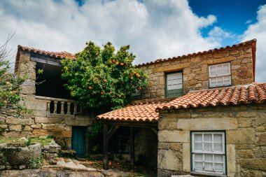 Sortelha tarihsel dağ köyü, Portugals tarihi köy rotasına dahil Ortaçağ müstahkem duvar içinde inşa