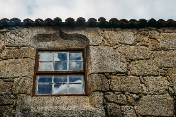 Manuelijnse stijl raamkozijn in Sortelha, Portugal — Stockfoto