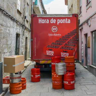 Ünlü Portekizli bira Super Bock kaplarda bir kamyondan kaldırılıyor