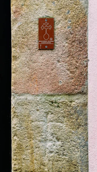 Marcas de parede do século XVI no bairro judeu de Guardas representando famílias judaicas que foram convertidas à força ao cristianismo — Fotografia de Stock