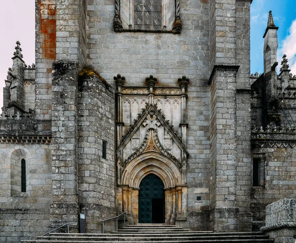 Guarda, Manuelin ile Ortaçağ Gotik Katedrali etkiler Portugals. 1390 devam etmenin orta-16 yüzyıla kadar çalışmaya başladı — Stok fotoğraf