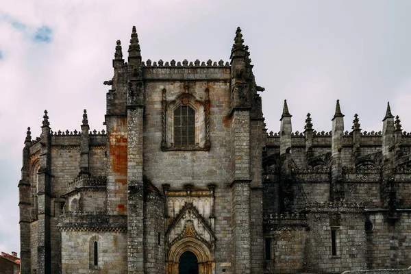 Guarda, Portugais Cathédrale gothique médiévale avec influences manuélines. Les travaux ont commencé en 1390 jusqu'au milieu du XVIe siècle — Photo