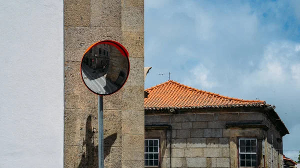 Dopravní reflektor v historickém centru města Guarda, Portugalsko — Stock fotografie