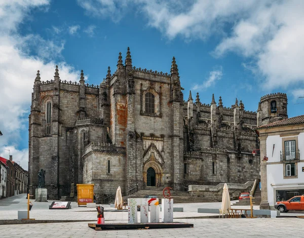 Guarda, Portugais Cathédrale gothique médiévale avec influences manuélines. Les travaux ont commencé en 1390 jusqu'au milieu du XVIe siècle — Photo
