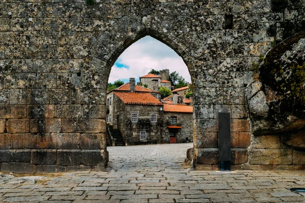 Aldeia histórica da montanha Sortelha, construída dentro de muralhas fortificadas medievais, incluída na rota histórica da aldeia de Portugals — Fotografia de Stock