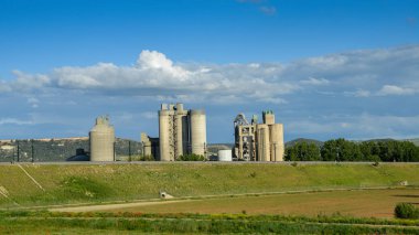 Bir silo tahıl ve gökyüzü bulutlu Salamanca, İspanya yakınındaki ile manzara