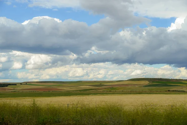Rolling colline verdi con nuvole drammatiche nel cuore agricolo della Spagna, vicino a Salamanca — Foto Stock