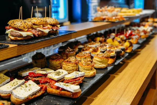 Tapas españolas llamadas pintxos del País Vasco — Foto de Stock