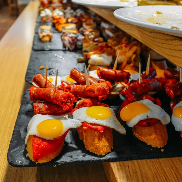 Tapas españolas llamadas pintxos del País Vasco — Foto de Stock