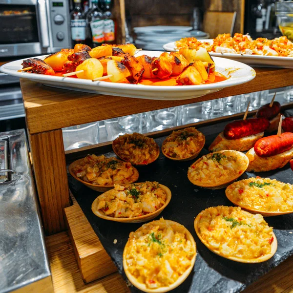 Tapas españolas llamadas pintxos del País Vasco — Foto de Stock