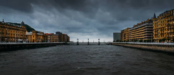 Puente Zurriola, San Sebastián, País Vasco, España — Foto de Stock