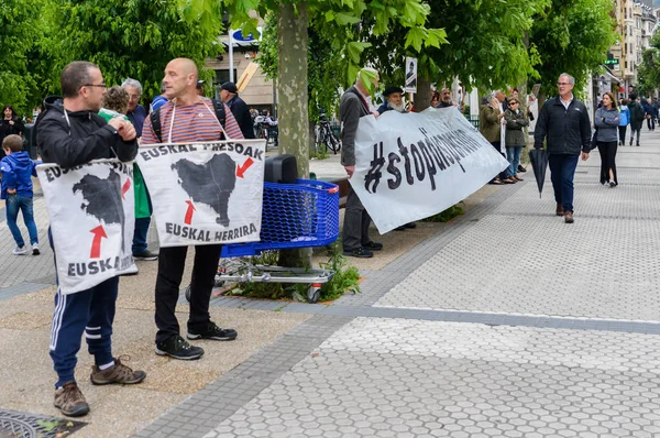 Demonstranten tegen activisten van de imprisonmentof Baskische-onafhankelijkheid door Spanje — Stockfoto