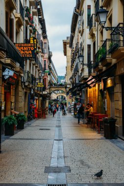 İnsan kalabalığı yürümek San Sebastian, İspanya, alışveriş caddelerinden Bay of Biskay üzerinde bir tatil beldesi