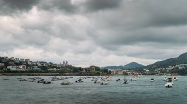 La içinde Donostia San Sebastian, Bay of Biskay kıyı kenti iskelesinden görülen Concha, ünlü plaj