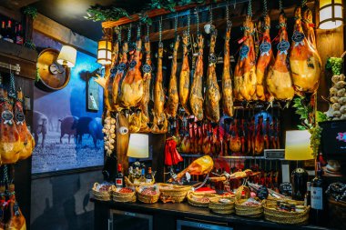 Geleneksel İspanyolca jambon kasap dükkanında görüntüsünü.